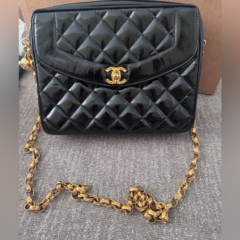 Vintage CHANEL Matelasse Camera shoulder bag in black patent quilted lambskin